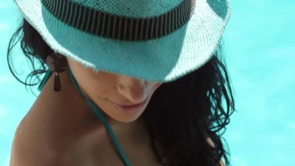 mooie gelukkig jonge Spaanse vrouw in stro hoed glimlachen - Video