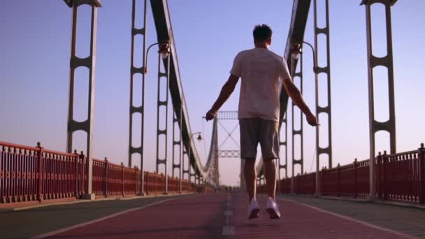 αρσενικό αθλητής άλματα στη γέφυρα - Πλάνα, βίντεο