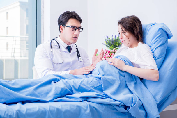 Doctor visiting pregnant in hospital room - Foto, Bild