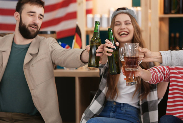Skupina veselých přátel popíjí pivo v baru - Fotografie, Obrázek