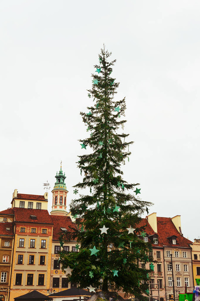 Joulukuusi koristelu Varsovan vanhassakaupungissa Kauppatori, yksityiskohta vanhan värikäs julkisivut
 - Valokuva, kuva