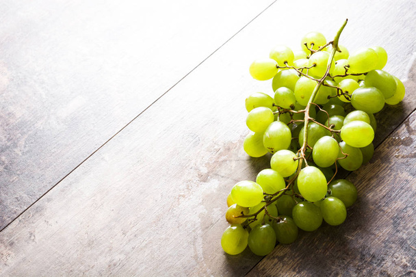 Зеленый виноград на деревянном столе. Copyspace
 - Фото, изображение