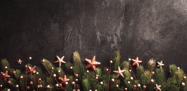 Boże Narodzenie dekoracje z gałęzi jodły na ciemnym tle łupków - Zdjęcie, obraz