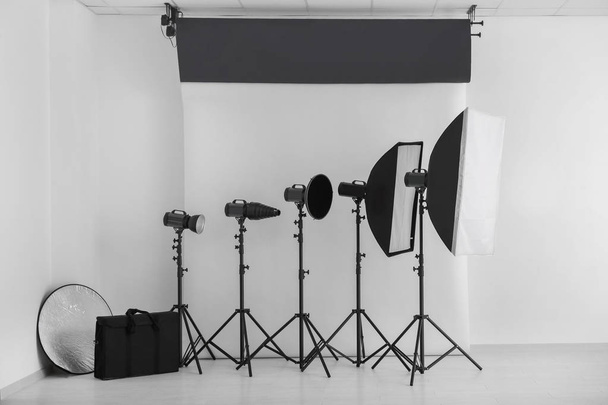 Interior do estúdio de fotografia moderna com equipamento profissional - Foto, Imagem