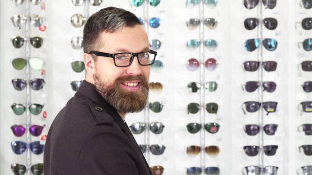 成熟した男性客の眼鏡店でメガネを選ぶ - 写真・画像