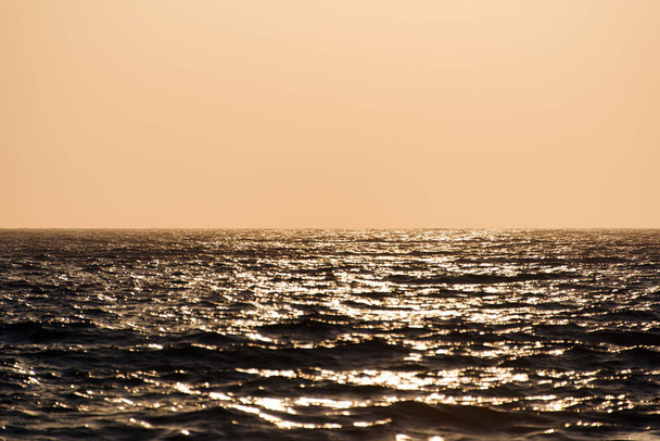 Naplemente a mediterrán nyári seascape horizon látképe - Fotó, kép