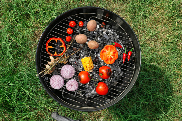 Légumes savoureux sur barbecue en plein air
 - Photo, image