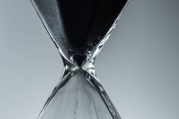 reloj de arena de cierre con gradiente cuenta atrás de fondo para la línea de tiempo o la fecha límite
 - Foto, Imagen