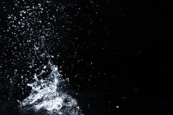 Wasser spritzt schwarzer Hintergrund Hintergrund frisches Gefühl - Foto, Bild