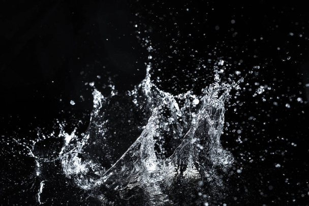 water splash zwarte achtergrond achtergrond fris gevoel - Foto, afbeelding