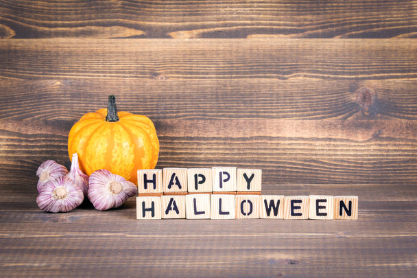 Buon Halloween. Lettere in legno sulla scrivania dell'ufficio
 - Foto, immagini