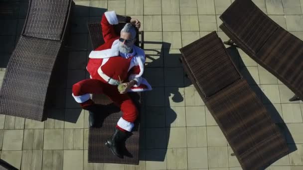 Luchtfoto Santa in zonnebril loungen op chaise - Video