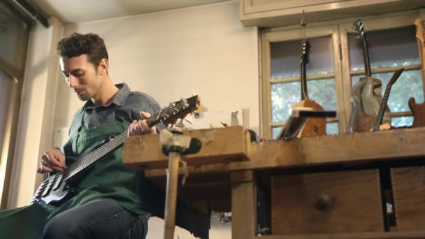 "Ενήλικος άνθρωπος που εργάζεται ως τεχνίτης σε ιταλικό εργαστήρι κιθάρας - Πλάνα, βίντεο