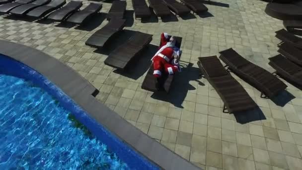 Luchtfoto Santa in zonnebril loungen op chaise - Video