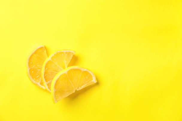 Plakjes rijpe citroen op kleur achtergrond - Foto, afbeelding