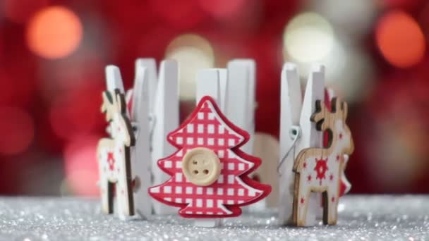 kleine houten Rendier en houten kerstboom ronddraaien - Nieuwjaar en Kerst decoraties - Video