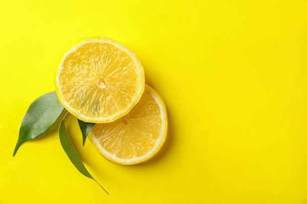 Slices of ripe lemon on color background - Photo, Image
