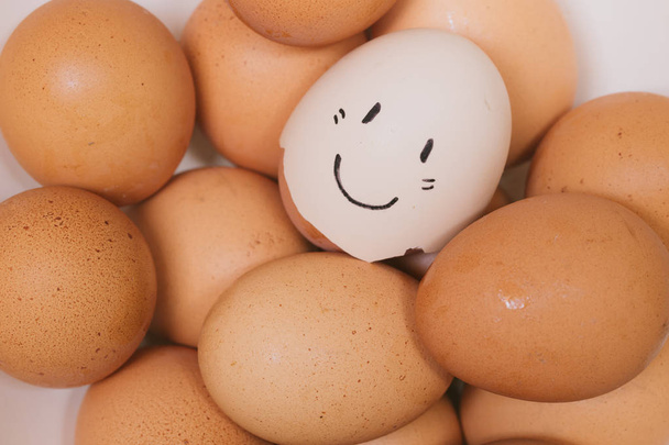 schattig gelukkig eieren glimlachen gezicht tekenen op shell - Foto, afbeelding