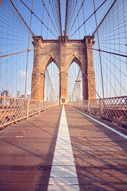 Imagen vintage tonificada del puente de Brooklyn al amanecer, Nueva York, EE.UU.
. - Foto, imagen