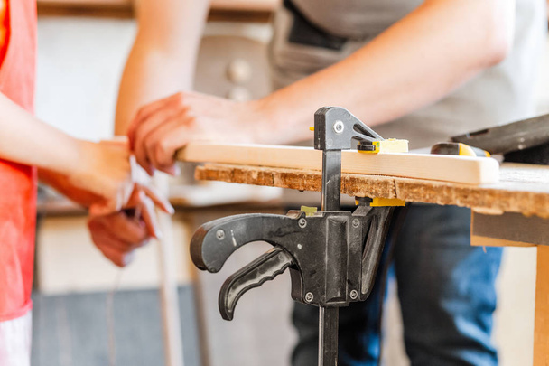 ξυλουργός εργασίας με ξύλο, κοντινό πλάνο, στα χέρια - Φωτογραφία, εικόνα