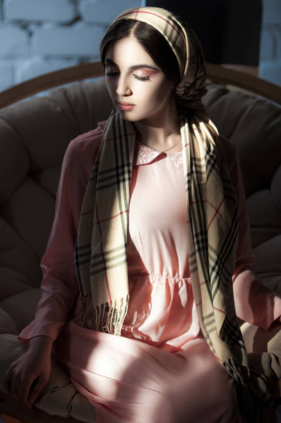Chica árabe joven con maquillaje oriental en hijab. Retrato de belleza y moda
 - Foto, Imagen
