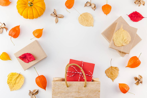 Kreatív felülnézet összetétele bevásárló táska szárított narancs virágok lapos laikus őszi levelek sütőtök háttér másol hely sablon eladó makett őszi betakarítás Hálaadás halloween promóciós szórólapok szöveg - Fotó, kép