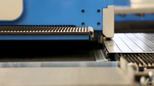 Corte furos perfuração estampagem de chapas de metal na máquina CNC industrial. Close-up de uma prensa de perfuração de coordenadas CNC perfura a chapa de metal. Automação do trabalho. Refrigeração e ventilação
 - Filmagem, Vídeo