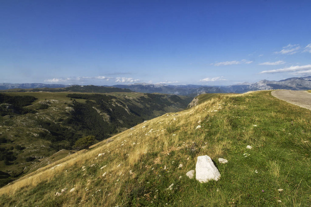 Piękny krajobraz w Czarnogórze ze świeżą trawą i pięknymi szczytami. Park Narodowy Durmitor w Czarnogórze. - Zdjęcie, obraz