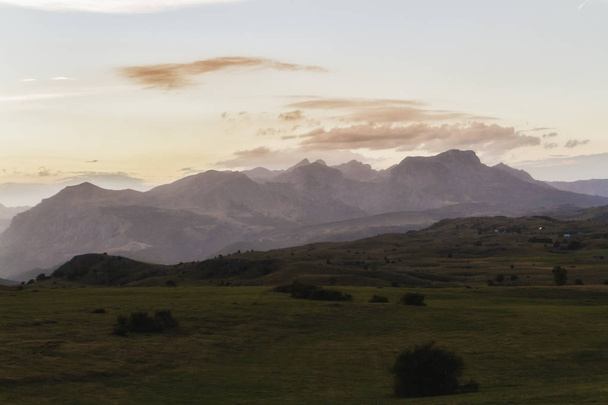 Όμορφο τοπίο στο Μαυροβούνιο με φρέσκο γρασίδι και όμορφες κορυφές. Εθνικό Πάρκο Durmitor στο Μαυροβούνιο. - Φωτογραφία, εικόνα
