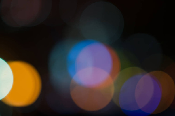 abstrakte Stadt Nacht defokussiertes Licht, verschwommenes Bokeh, farbenfroher & dunkler Hintergrund. - Foto, Bild