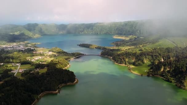 Lagoa Verde ve Lagoa Azul - San Miguel Adası, Azores, Portekiz Sete Cidades volkanik krater gölleri.  - Video, Çekim