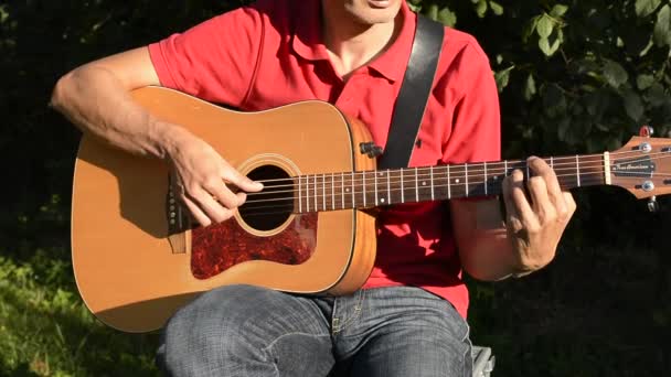 man playing acoustic guitar outdoors - Footage, Video