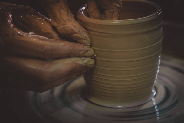 Creazione di prodotti ceramici di argilla bianca primo piano
. - Foto, immagini