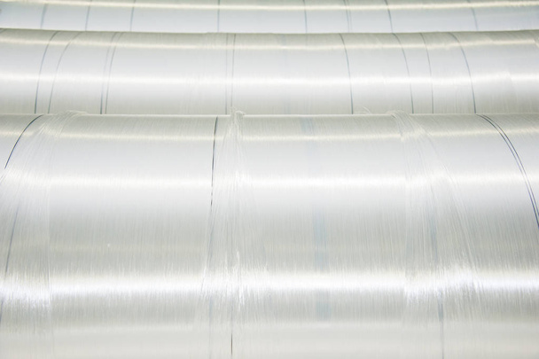 Produktionslinie für industrielle Gewebe. Webstühle in einer Textilfabrik - Foto, Bild