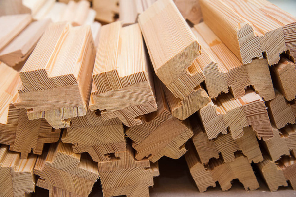 La carpintería. Fabricación de puertas de madera, ventanas, muebles - Foto, Imagen