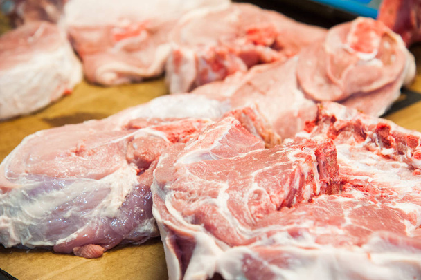 Ассортимент мяса в мясной лавке - Фото, изображение