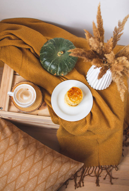 Bílý šálek kávy Cappuccino tvaroh palačinky, barva žlutá hořčice Plaid, ložnice, podzim koncepce, útulnost - Fotografie, Obrázek