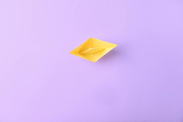 Корабль Оригами на цветном фоне
 - Фото, изображение