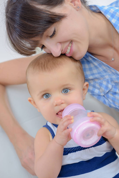 mom feeds the baby from the bottle with teat - Foto, Imagen