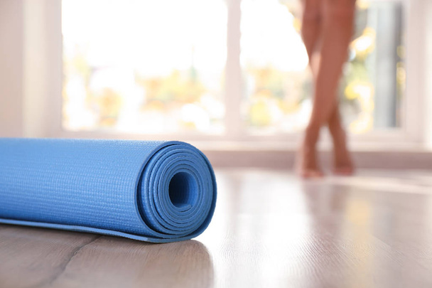 Yoga mat op de vloer binnenshuis - Foto, afbeelding