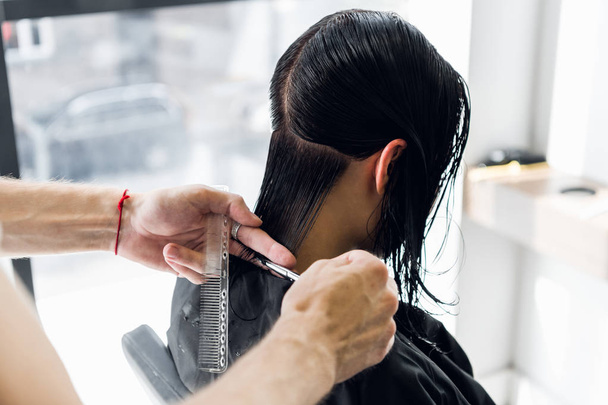 Kuaför müşteri makas closeup ile salonda saç kesme. Bir tarak kullanarak - Fotoğraf, Görsel