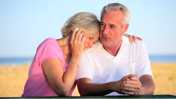 συνταξιούχο ζευγάρι χρησιμοποιώντας κινητό τηλέφωνο - Πλάνα, βίντεο