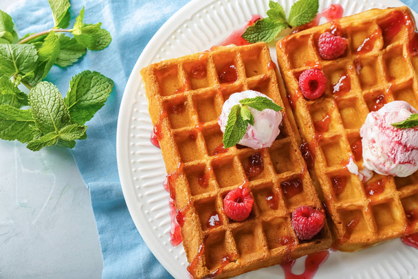 Lezzetli waffle berry reçel ve plaka üzerinde dondurma ile - Fotoğraf, Görsel