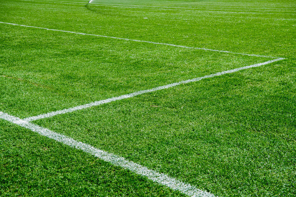 Крупным планом за пределами поля для футбола. Зеленая трава
 - Фото, изображение