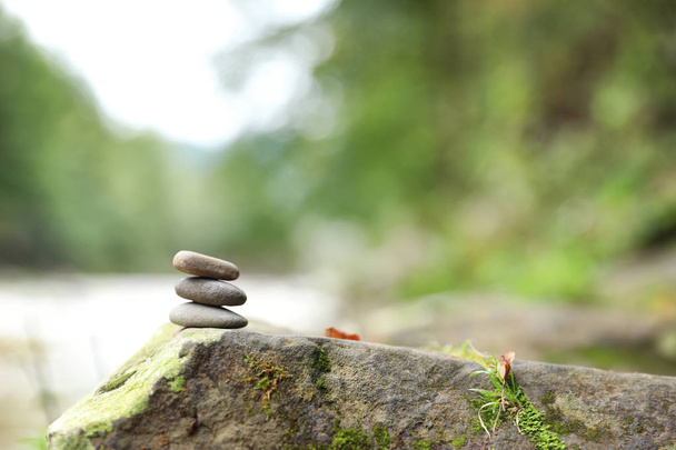 Équilibrer les pierres de galets zen à l'extérieur sur fond flou. Espace pour le texte
 - Photo, image