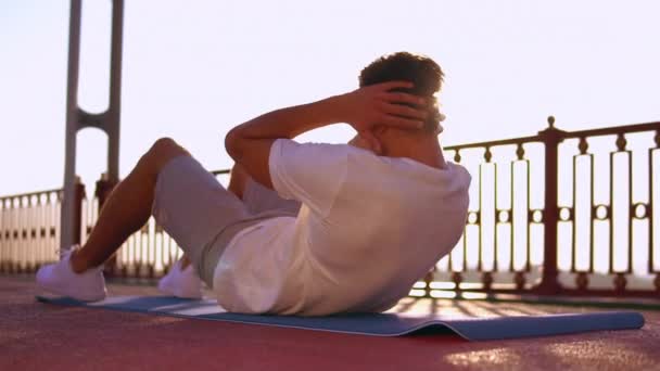 человек делает упражнения ABS на открытом воздухе
 - Кадры, видео