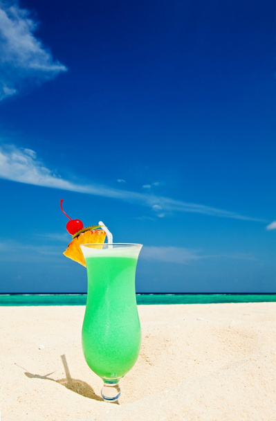 Hedelmäinen cocktail on rannalla
 - Valokuva, kuva