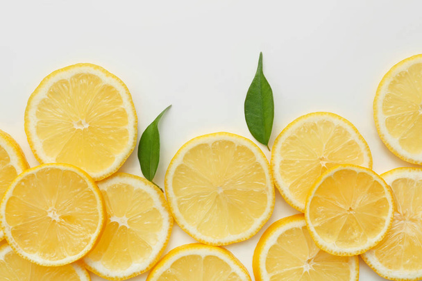 citrom szeletek fehér háttér, felső nézet - Fotó, kép