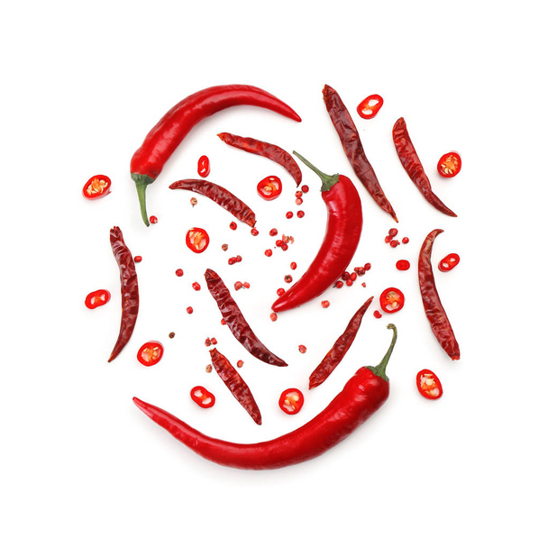 Композиція з чилі та червоним перцем на білому тлі
 - Фото, зображення
