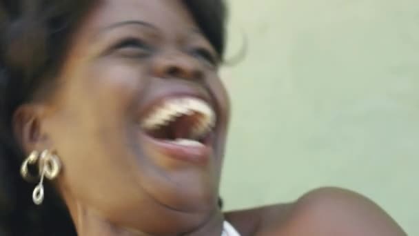Porträt einer glücklichen erwachsenen afrikanisch-amerikanischen Frau, die vor Freude lacht - Filmmaterial, Video
